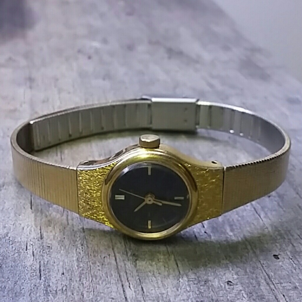 Cute and elegant little gold watch